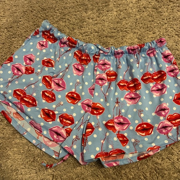 BLUE Valentines Day Kisses 💋 Blue Collared Short Sleeve Shorts Women’s PJ Set - Picture 5 of 6